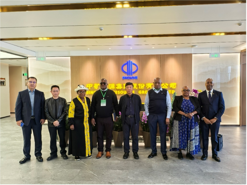 津巴布韦马斯温戈省省长一行到访今年会集团总部